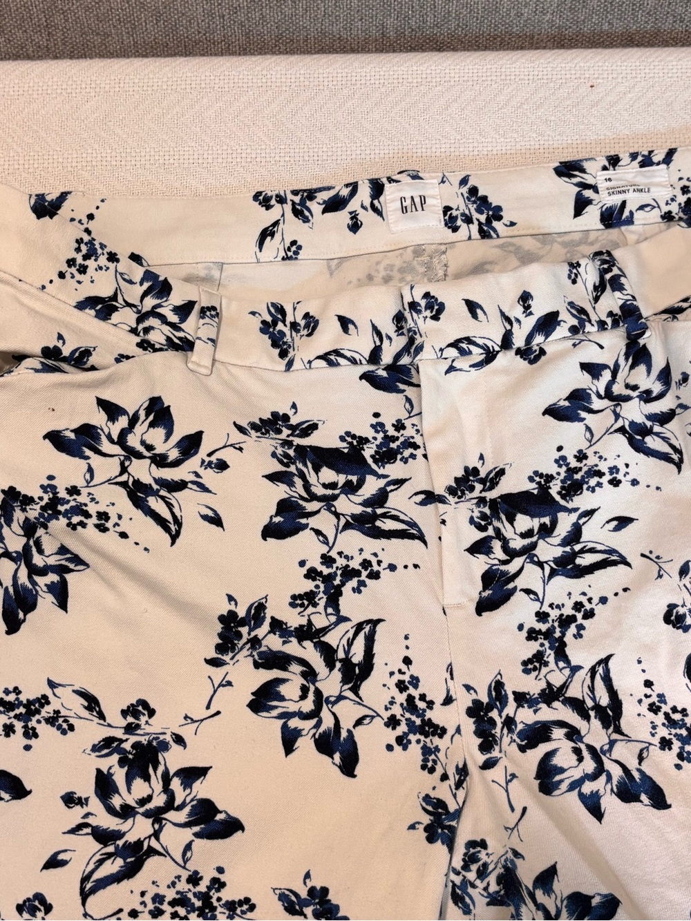 🟣GAP White and Blue Floral Cropped Pants - Picture 5 of 14